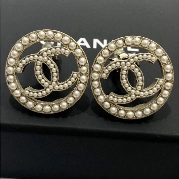 CHANEL Pearl CC Logo Earrings - Picture 2 of 2
